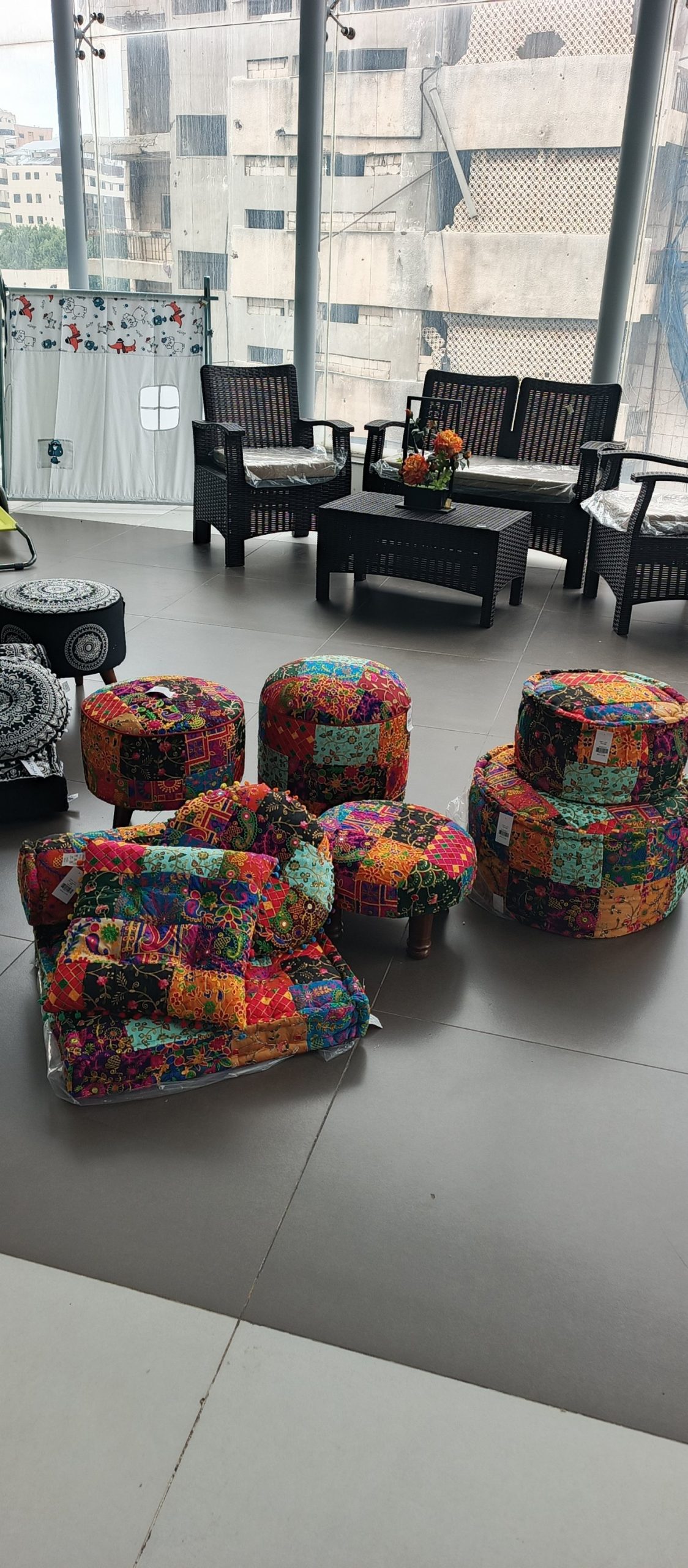 Round Ottoman with Wooden Legs Upholstered Round Footrest Stool Footrest Ottoman Vanity Makeup Stool Modern Furniture for Living Room Bedroom poof 40*20*10cm - Image 4