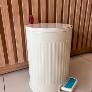 Metal trash can with lid, 6L, cream color.