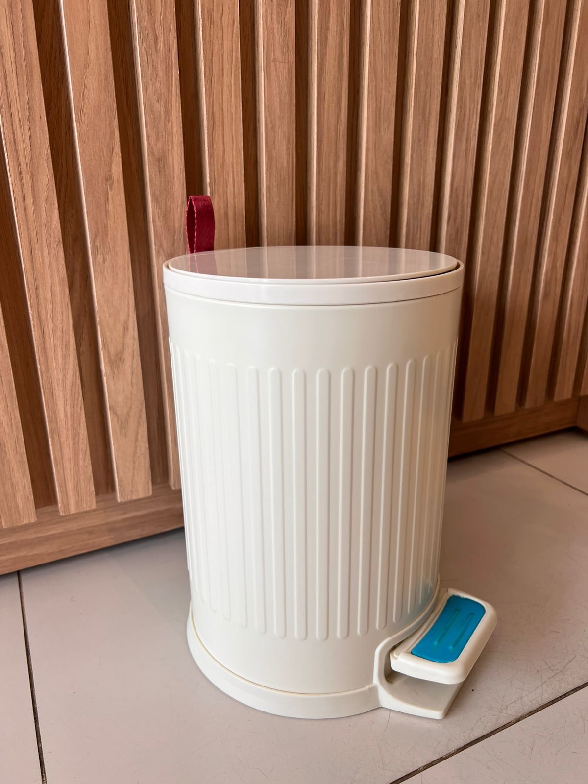 Metal trash can with lid, 6L, cream color.